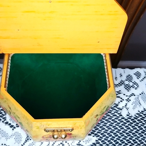 Vintage Gorgeous Handcrafted Wooden Purse with Lucite Handle-Floral - Picture 6 of 9